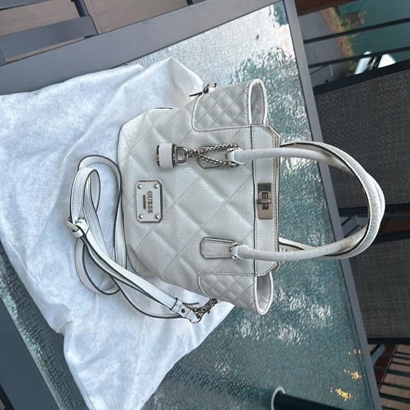 Guess satchel used but still in good shape - Picture 2 of 8